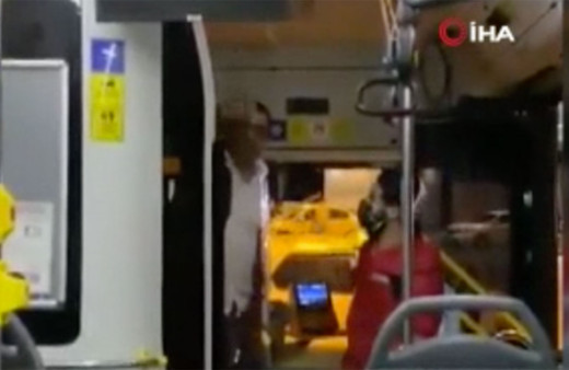 İstanbul'da otobüste kavga! Halk otobüsü şoförü 'Pis sarhoşlar' deyip indirmek istedi