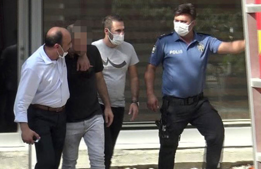 İcra memurları gelince üzerine benzin döküp kendisini yakmaya kalktı