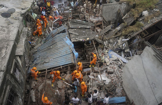 Hindistan'da bina çöktü: 20 kişi mahsur kaldı, 8 ölü