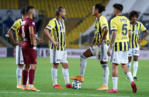 Fenerbahçe'yi yerden yere vurdular: Emekliler gibi futbol oynuyorlar