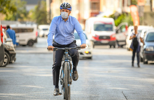 Koronavirüsü atlattı! İkinci gün belediyeye bisikletle geldi
