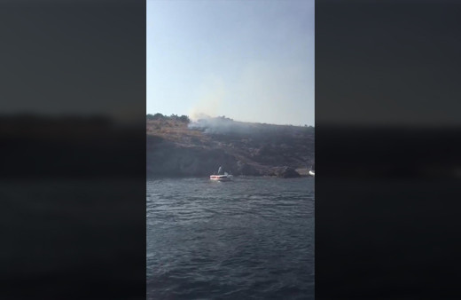 Muğla'da tekneden atılan işaret fişeği adayı yaktı