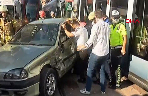 Beyoğlu'nda tramvayla otomobil çarpıştı