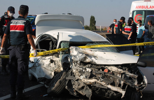 Aksaray'da minibüs ile otomobilin çarpıştığı kazada can pazarı kuruldu