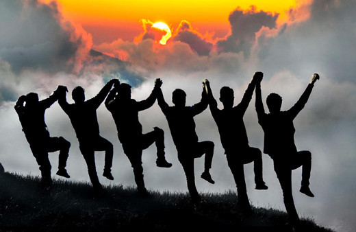 Bulutların üzerinde horon oynuyorlar Trabzon'daki yayla ziyaretçilerini cezbediyor