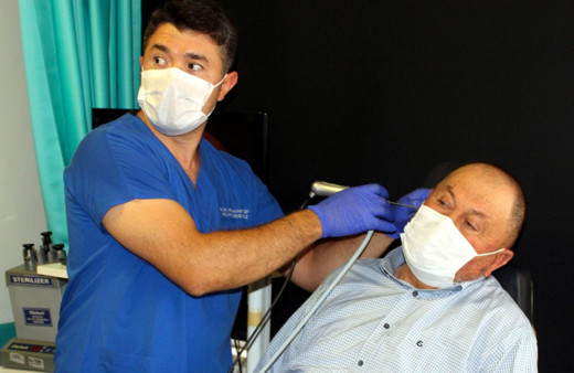 Manisa'da doktor hastanın kulağından canlı çıkardı