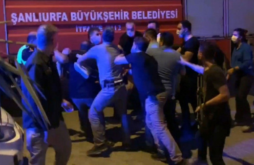 Bayrağı indirmek istedi polis zor kurtardı!