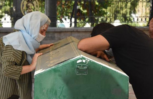 Konya'da öğretmen çiftin canlı ders verdiği sırada 20 aylık bebeği balkondan düştü