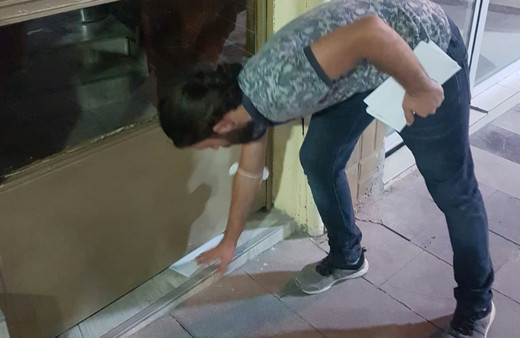 Manisa Ülkü Ocakları sabah namazı sonrası esnafı kapı kapı gezip zarf içinde para bıraktı