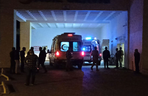 Bitlis'te otomobil ile TIR çarpıştı! 2 kişi öldü yaralılar var