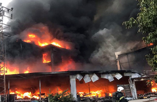 Tokat'ta bir AVM'de çıkan yangın söndürülmeye çalışılıyor