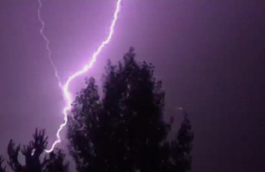 Erzurum’da geceyi şimşekler aydınlattı