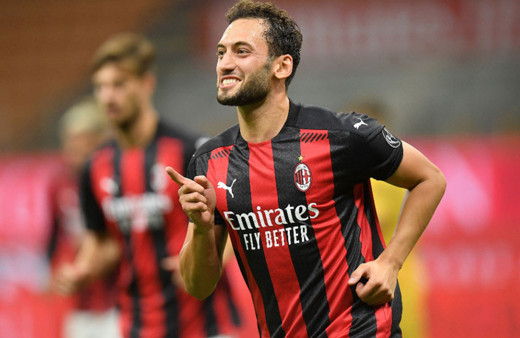 Hakan Çalhanoğlu 2 gol attı 1 asist yaptı Milan'ı play-off'a taşıdı