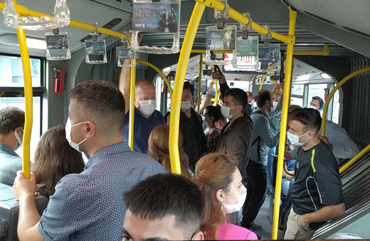 İstanbul'da korkutan görüntü! Sosyal mesafe yine unutuldu