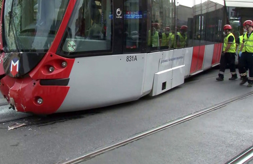 İstanbul Laleli'de tramvay ile otobüs çarpıştı seferler durdu