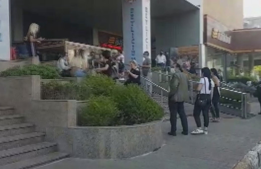 Beylikdüzü'nde AVM'de yangın paniği