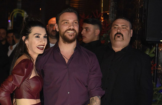 Sinan Akçıl ve Burcu Kıratlı kapışması 'öpüşemez' deyince bakın yanıt ne oldu