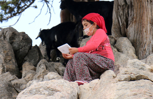 EBA'dan derslerini takip edemeyen Yörük kızı Gülsüm'e tablet