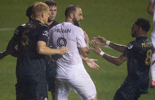 Higuain'in MLS'teki ilk maçında olay çıktı