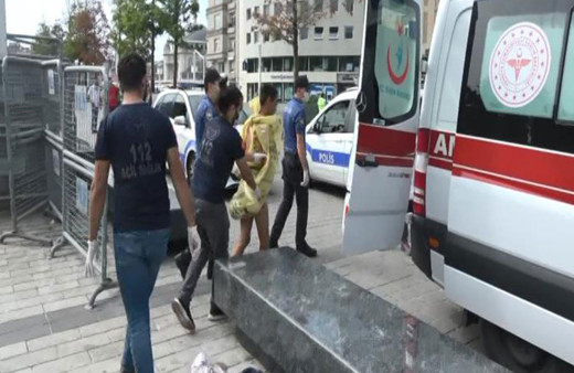 İstanbul Taksim'de çıplak kadın şoku! Polisler poşete sarıp götürdü