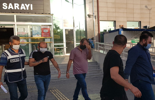 Erzincan'da bir otomobilde 2'si bagajda 8 sığınmacı yakalandı