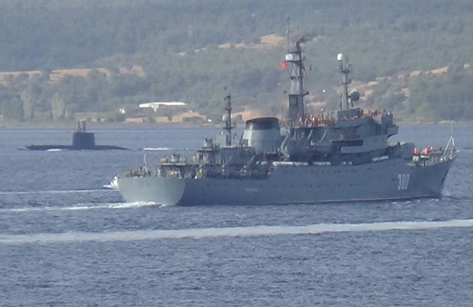 Çanakkale Boğazı'ndan geçen Rus savaş gemisi Türk denizaltısıyla karşılaştı