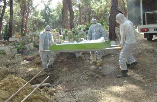 Antalya'da 44 yaşındaki oğul koronavirüsten öldü annesinin yanına gömüldü