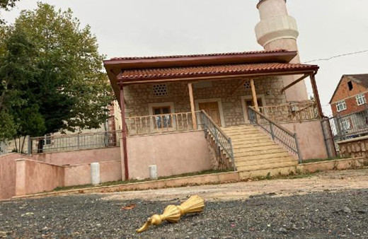 Minarenin alem bölümü koptu! Arnavutköy'de cami minaresine yıldırım düştü