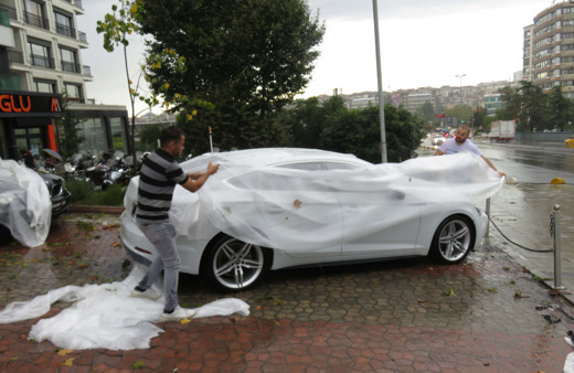 Kadıköy'de galericilerden kilimli, paspaslı dolu önlemi