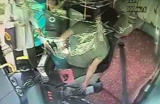 Otobüste çıkan kavgayı yatıştırmak istedi, telefonu çalındı