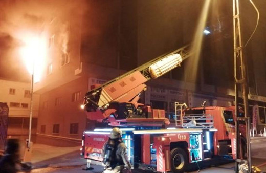 Ümraniye'de korkutan yangın! 5 katlı iş yeri alev alev yandı