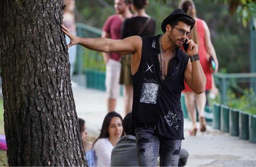 Bay Yanlış yıldızı Can Yaman için pandemi kuralını çiğnediler hayranları oteli bastı