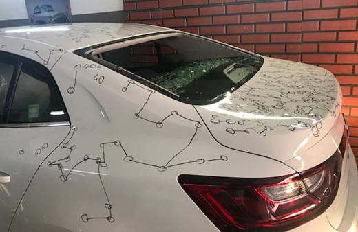 İstanbul'da dolu hasarı büyük oldu sadece bir dükkanda 100'e yakın araç sırada