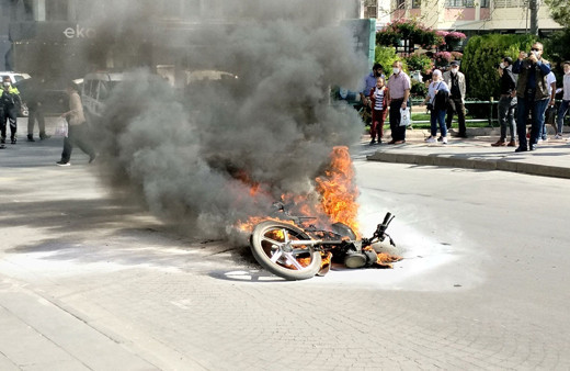 Eskişehir'de ilginç olay! Ehliyetsiz sürücü cezaya kızıp motosikletini yaktı