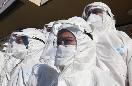 Ev ev dolaşıyorlar! Seslerinin düzelmesi için 2 dakika bekliyorlar