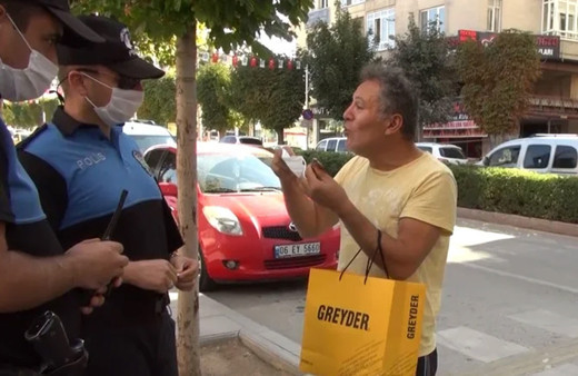 Maske takmadığı için ceza kesen polise beddua etti