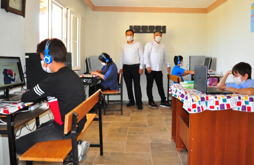 Gönüllü okul müdürü ve cami imamı köy çocuklarını EBA ile buluşturdu