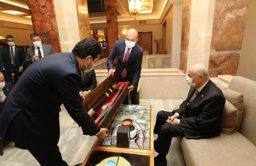 Harran Belediye Başkanı'ndan Bahçeli'ye anlamlı hediye: Üzerinde Fetih Suresi bulunuyor