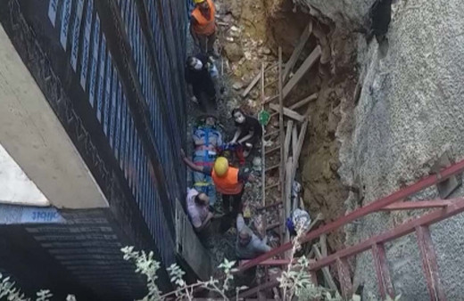 Kadıköy'de inşaatta iskele çöktü! Yaralılar var