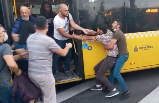 Metrobüs durağında kavga çıktı! Tekme ve tokatlar havada uçuştu