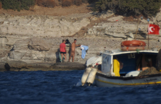 Bodrum'da iğrenç görüntü! Gündüz vakti erkekler hayasızca ilişkiye girdi