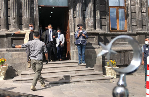 Kars Belediyesi'ne kayyum atanan Vali Türker Öksüz görevine başladı