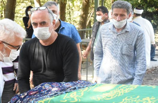 Ünlü yönetmen Ezel Akay'ın annesi Aliye Akay hayatını kaybetti