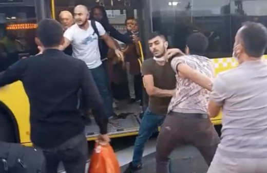Metrobüs durağında 'kız arkadaşıma baktın' kavgası tekme tokat kavga kamerada