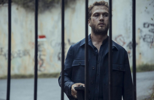 Kanal D Arka Sokaklar'ın oyuncusuydu Show TV Çukur'un kadrosuna dahil oldu