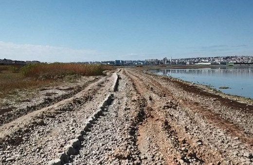 İstanbul Büyükçekmece Gölü'nde şaşırtan manzara! 1500 yıllık hat ortaya çıktı