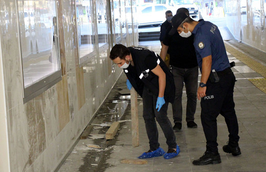 İstanbul'un göbeğinde kalaslı dehşet! Galata Köprüsü'nde 5 lirayı beğenmeyince....