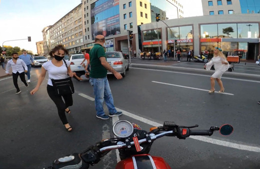 İstanbul'un göbeğinde yol ortasında birbirlerine girdiler! O anlar kameraya takıldı