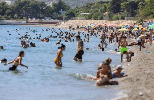 Sıcaklık 35 dereceye çıktı! Dünyaca ünlü Konyaaltı Sahili doldu taştı