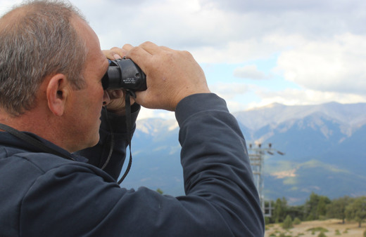 Bursa'da aylardır kulede yalnız yaşıyor 24 saat boyunca Uludağ'ı gözlüyor